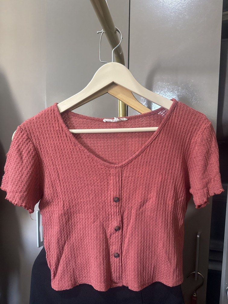 Coral Knitted Cropped Top (Category: Shirts) located in Mexico. Submitted by studioleraph (Listing ID 1461794214, Image 1). Description: 🛍️ Perfect for your personal wardrobe or reseller business 🫶 👗 The actual item being sold is the original garment shown in the product photos. Small differences in fit, drape, color, texture, or details may occur. 💌 Condition: • Preloved; Please wash the items before wearing. • Please manage expectations as 