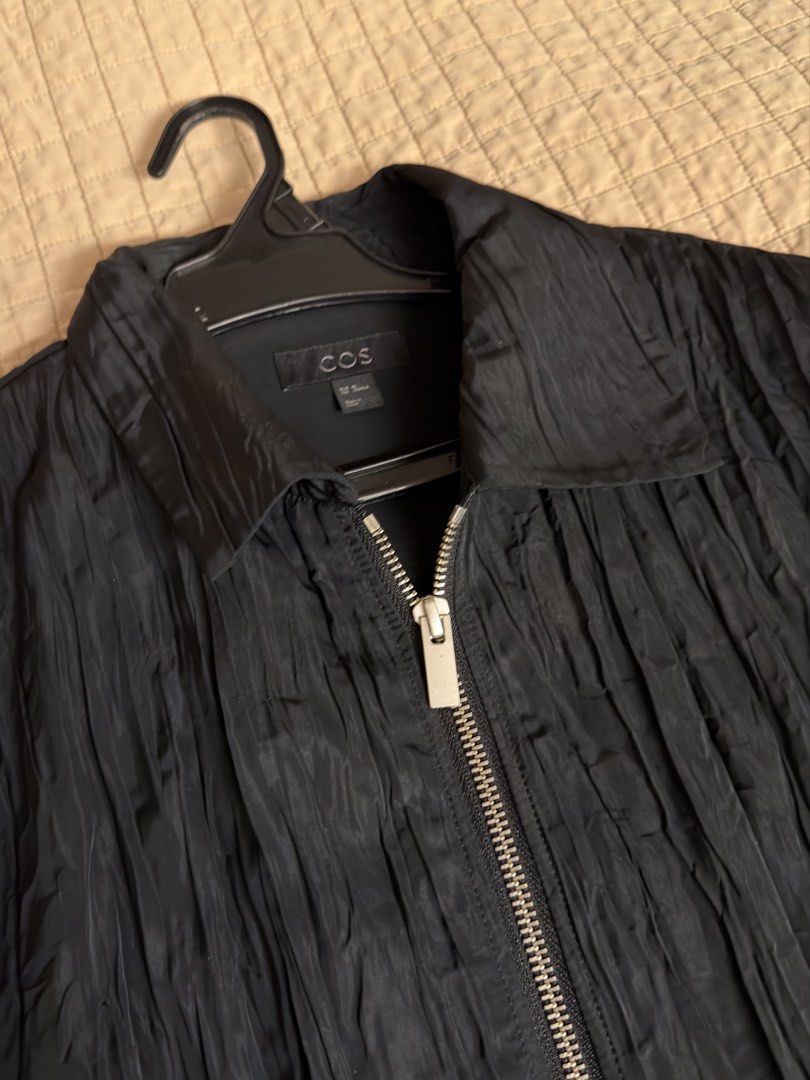 COS Pleated Jacket (issey miyake alt) (Category: Coats, Jackets and Outerwear) located in San Juan City. Submitted by malaysianmilo (Listing ID 1461684415, Image 2). Description: Fits small-medium 26x20 Dm for dimes Sf to be paid by buyer.