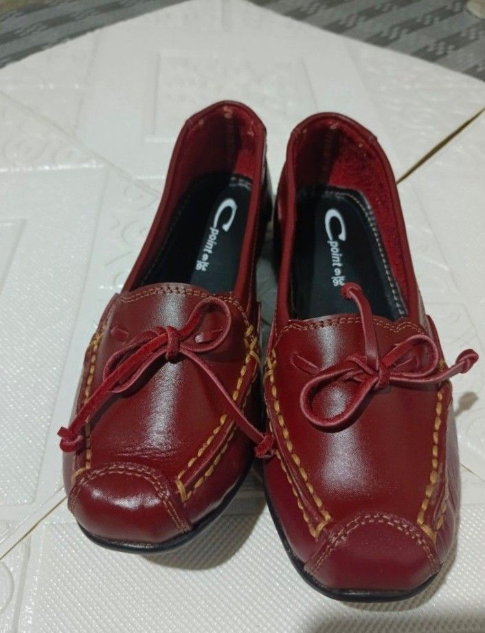 C-point Red Leather Loafers Flats Size 36 (Category: Flats & Sandals) located in Valenzuela. Submitted by misssfashionn (Listing ID 1461597365, Image 1). Description: - Brand: C-point - Color: Red - Material: Leather - Size: 36 -Made in Marikina - Features: Cute bow detail on the front, good grip soles - Style: Easy slip-on, suitable for casual wear or work.