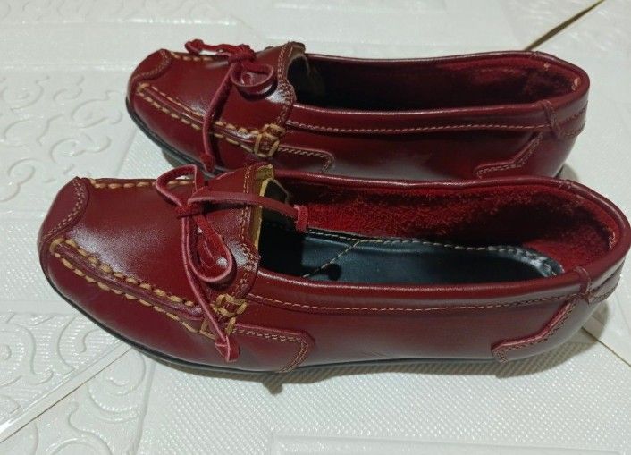 C-point Red Leather Loafers Flats Size 36 (Category: Flats & Sandals) located in Valenzuela. Submitted by misssfashionn (Listing ID 1461597365, Image 2). Description: - Brand: C-point - Color: Red - Material: Leather - Size: 36 -Made in Marikina - Features: Cute bow detail on the front, good grip soles - Style: Easy slip-on, suitable for casual wear or work.