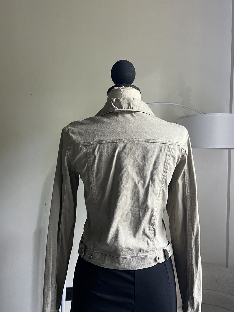 cream denim jacket (Category: Coats, Jackets and Outerwear) located in Gasan. Submitted by sellcouth (Listing ID 1461625303, Image 2). Description: s-m.