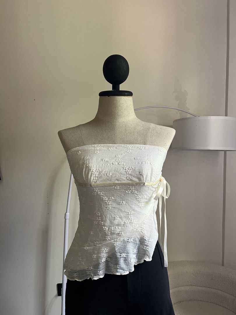 cream summer tube top (Category: Others Tops) located in Gasan. Submitted by sellcouth (Listing ID 1461627996, Image 1). Description: s-m.