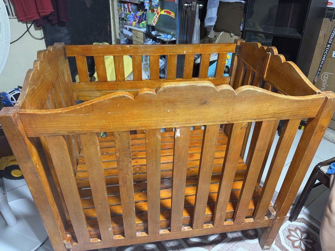 CRIB DROPSIDE (Category: Cots & Cribs) located in Las Pinas. Submitted by sugaaarr (Listing ID 1461617806, Image 2). Description: Solid na kahoy po ito, yung matibay po ito,hindi po ung mumurahin na maninipis na nauuga lang. ito po solid ang kahoy. Nakatambak nalang po kasi ng 1yr kaya di malinis sa pic. Malaki din po ito unlike nung mga regular size nung maninipis na kahoy.