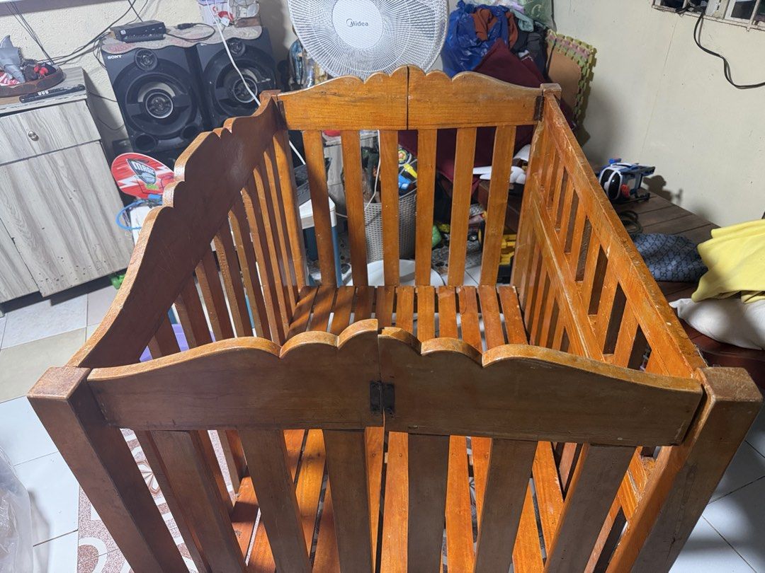 CRIB DROPSIDE (Category: Cots & Cribs) located in Las Pinas. Submitted by sugaaarr (Listing ID 1461617806, Image 1). Description: Solid na kahoy po ito, yung matibay po ito,hindi po ung mumurahin na maninipis na nauuga lang. ito po solid ang kahoy. Nakatambak nalang po kasi ng 1yr kaya di malinis sa pic. Malaki din po ito unlike nung mga regular size nung maninipis na kahoy.