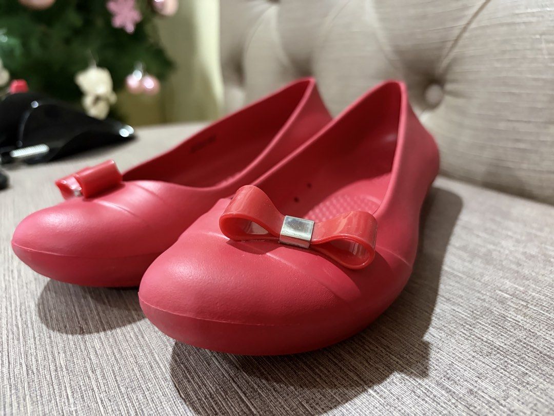 Crocs Gianna Bow Flats (Category: Flats & Sandals) located in Manila. Submitted by jdace (Listing ID 1461728235, Image 2). Description: - Red Crocs ballet flats - Size 7 - Made in Vietnam - Reason for Selling: Declutterring .