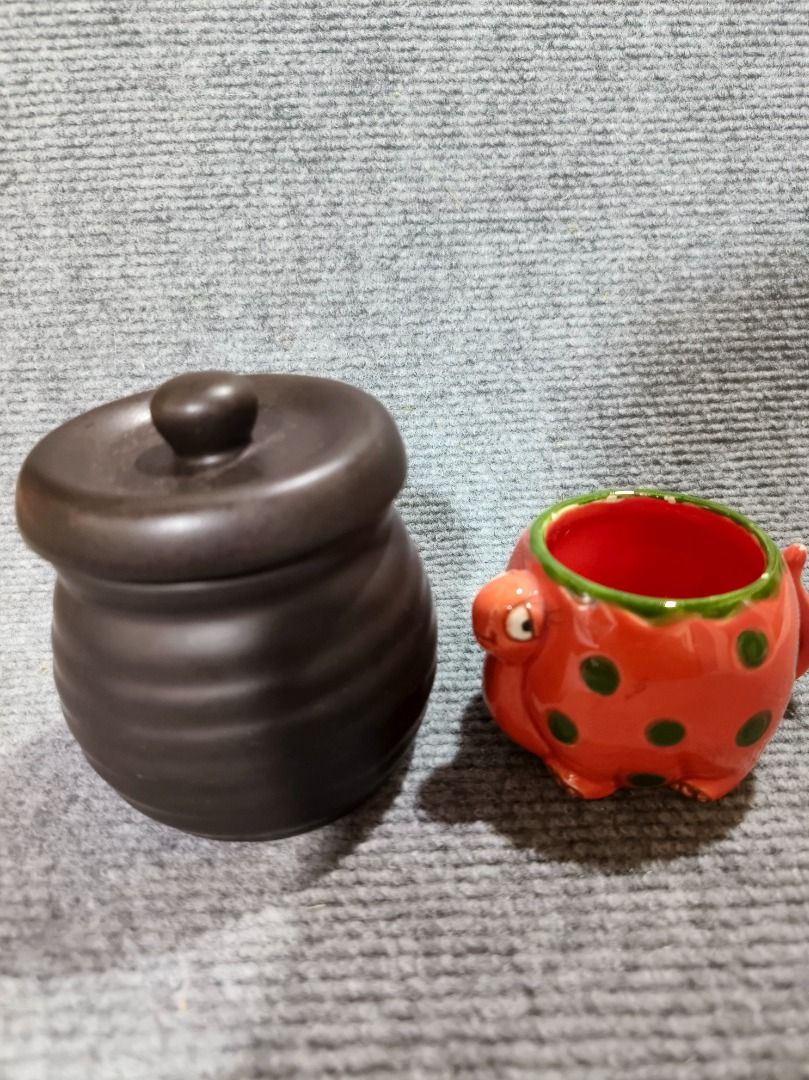 Cute Turtle Ceramic Pot with Lid (Category: Vases & Decorative Bowls) located in San Leonardo. Submitted by burgossanleonardo.12345 (Listing ID 1461715329, Image 1). Description: - Adorable turtle-shaped ceramic pot with matching lid. - Ideal for small plants, trinkets, or as a charming decorative piece. - Features a dark brown, ribbed textured pot. - The turtle design is bright orange with green polka dots and a green rim. - Unique and eye-catch
