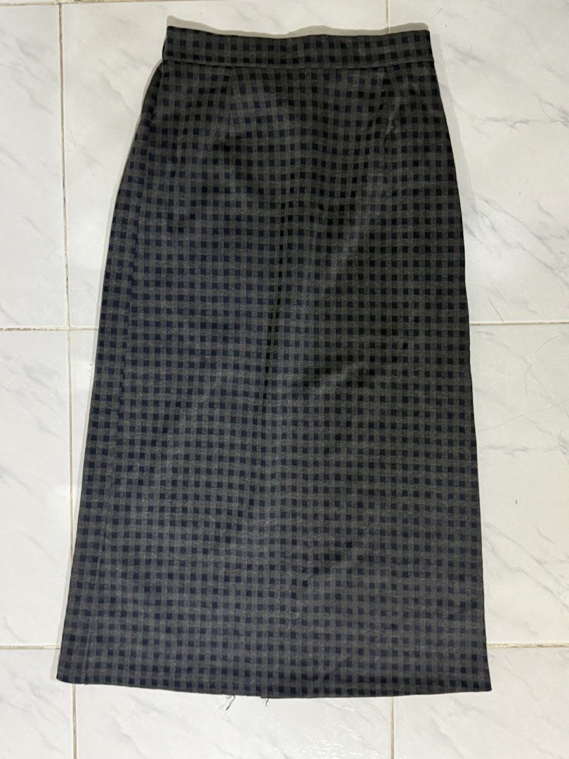 Dark Blue Gingham Midi Skirt (Category: Skirts) located in Santa Rosa. Submitted by eyecherry.ph (Listing ID 1461712491, Image 1). Description: - Classic grey and black gingham pattern - Midi length, hitting around the knee - Straight cut for a timeless silhouette - Simple and versatile design - Easy to dress up or down - Perfect for everyday wear.