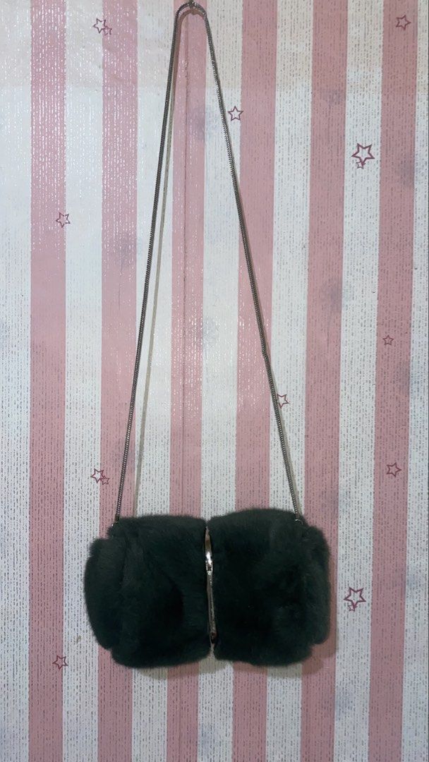Dark Green Faux Fur Bag (Category: Shoulder Bags) located in President Roxas. Submitted by starksandmoon_ii (Listing ID 1461635820, Image 1). Description: - Super soft dark green faux fur - Silver zipper closure - Silver chain strap included - Ideal for nights out or adding texture to your outfit - Unique shape.