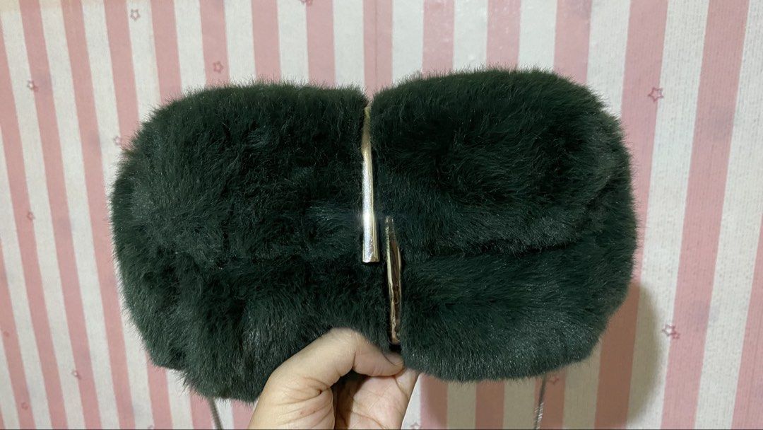 Dark Green Faux Fur Bag (Category: Shoulder Bags) located in President Roxas. Submitted by starksandmoon_ii (Listing ID 1461635820, Image 2). Description: - Super soft dark green faux fur - Silver zipper closure - Silver chain strap included - Ideal for nights out or adding texture to your outfit - Unique shape.