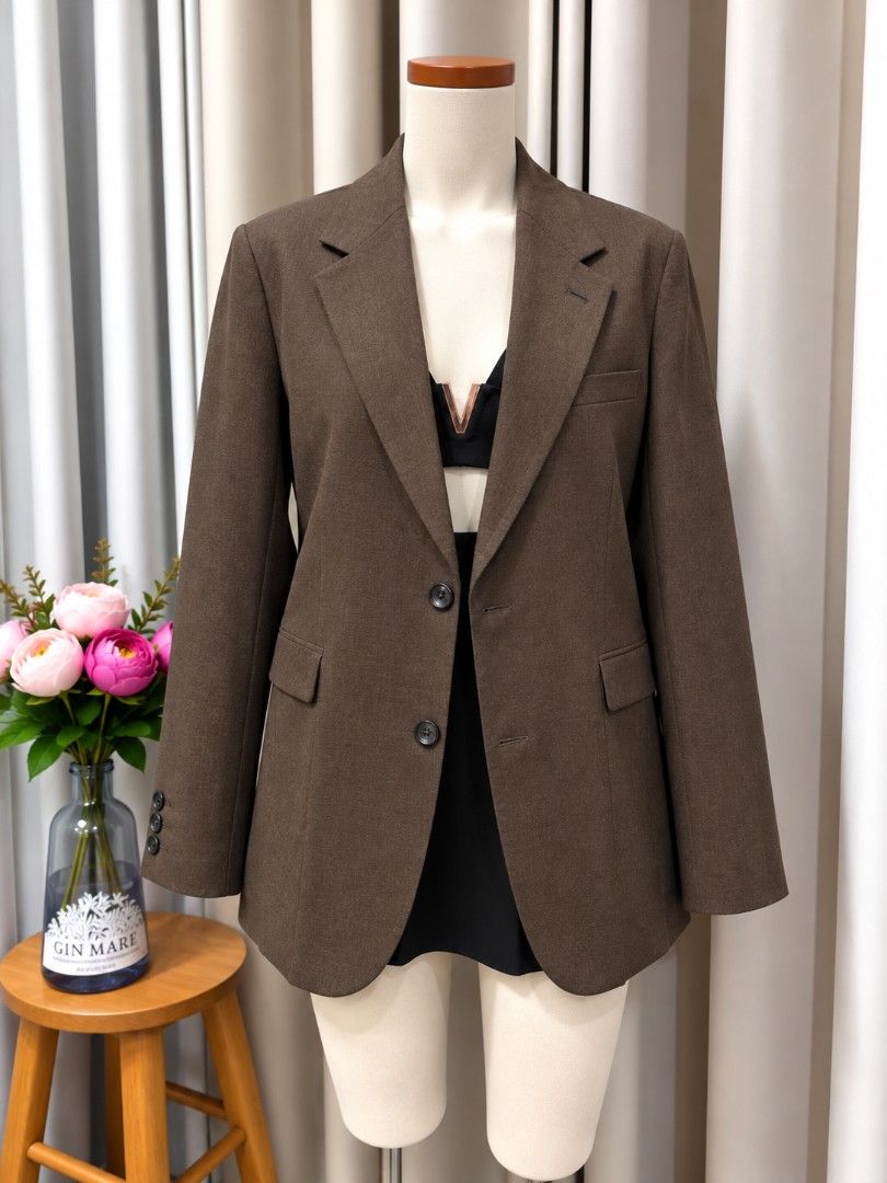 Deep Brown Blazer (Category: Coats, Jackets and Outerwear) located in Taguig. Submitted by vm.co (Listing ID 1461657313, Image 1). Description: Perfect for: • Corporate office wear • Business travel • Smart casual outfits • Rainy or cool weather • Capsule wardrobe • Everyday sophisticated styling Condition: Appears to be in very good preloved condition with no visible major stains, tears, or discoloration in the photo. A light steam will give it 