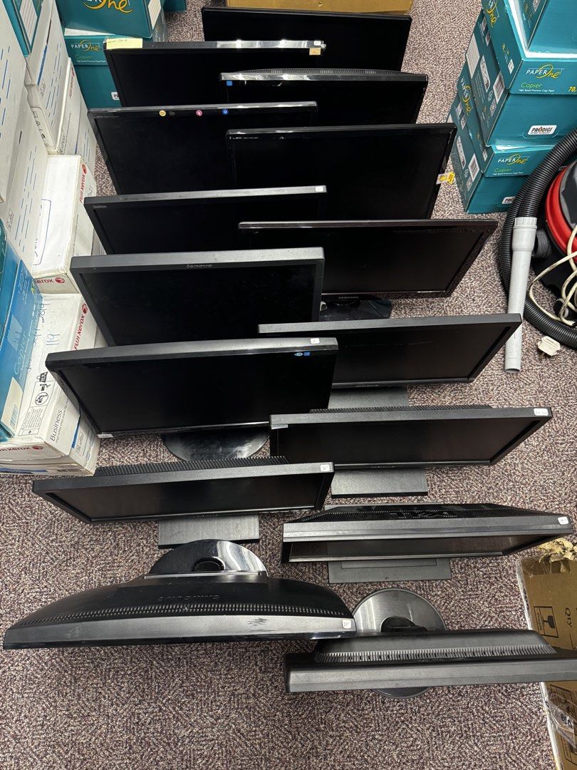 Computer Monitors (Category: Monitor Screens) located in Singapore. Submitted by lumanthony (Listing ID 1461645012, Image 1). Description: Assorted monitors (19-20inch) 1 for $20 Take all (15) for $250 Self collect. Dell, Acer, Samsung, LG, Lenovo .