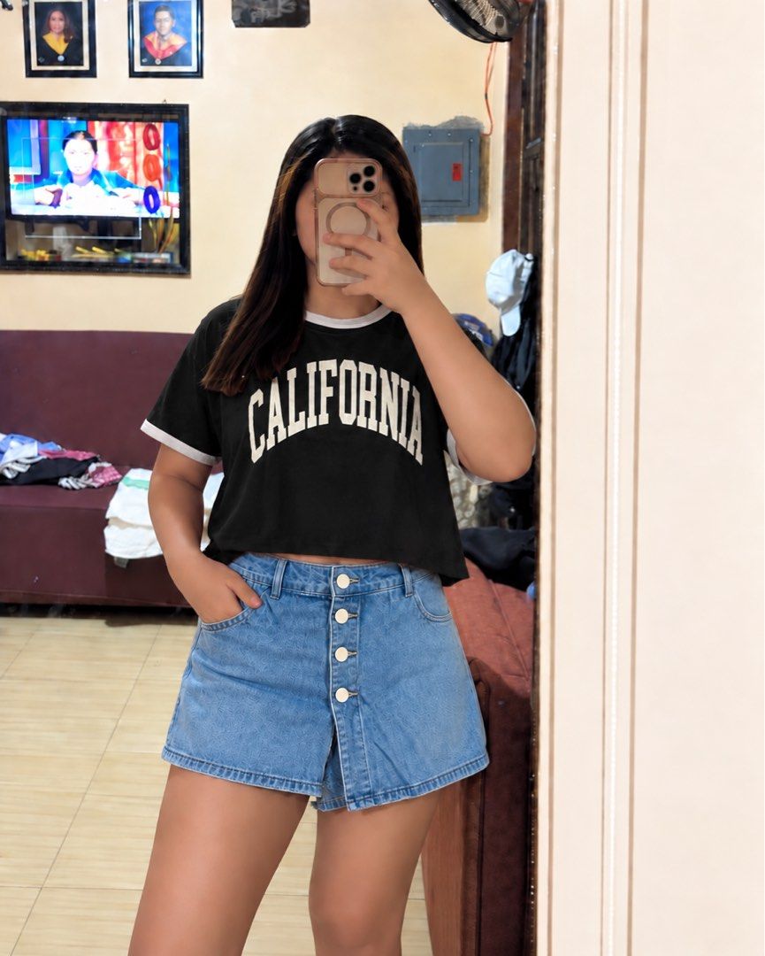 Denim Button-Up Skirt (Category: Skirts) located in Manila. Submitted by mellnavarro_45618 (Listing ID 1461679833, Image 1). Description: S-L.