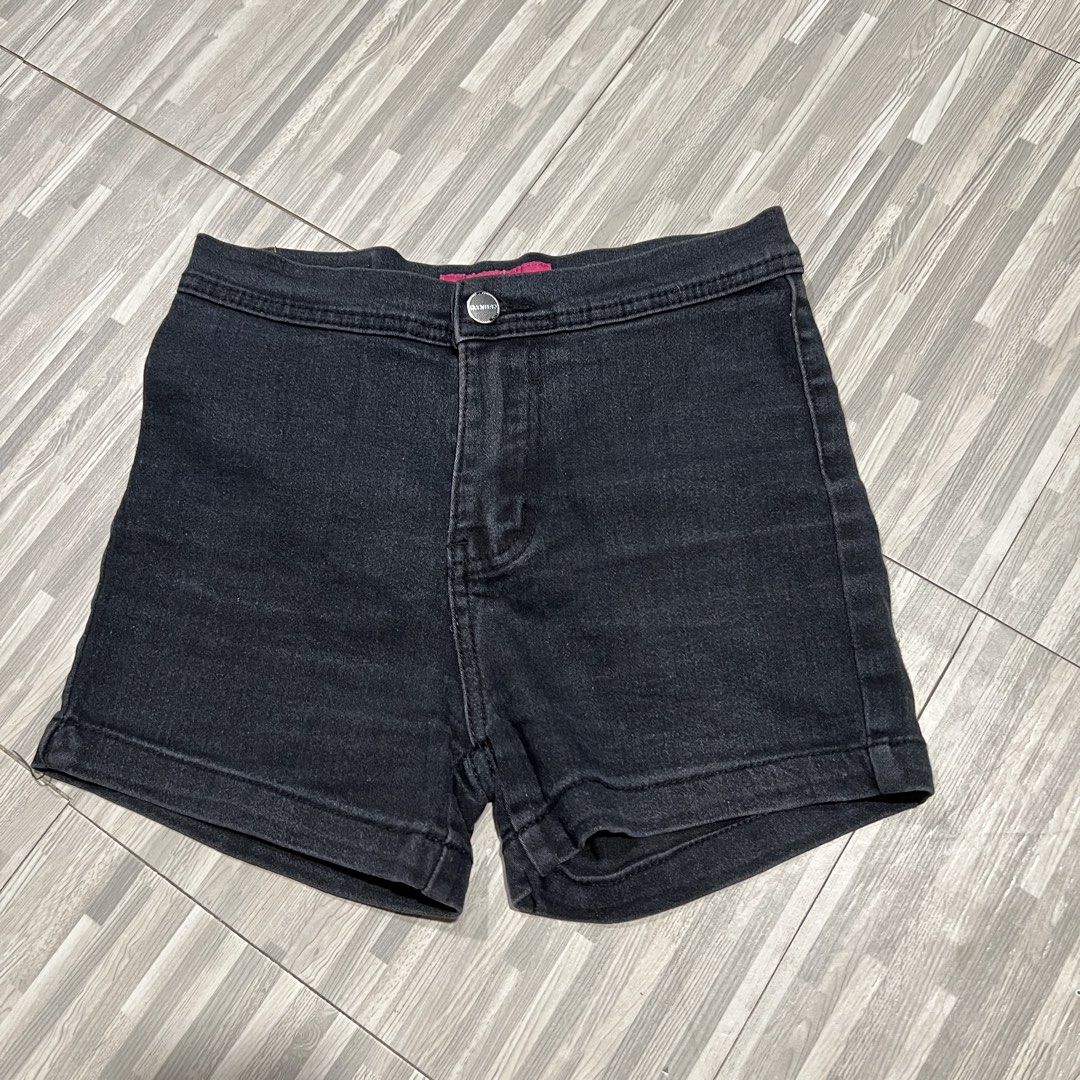 Denim Shorts Bundle - Black & White (Category: Shorts) located in Las Pinas. Submitted by veamesia_ (Listing ID 1461564475, Image 3). Description: - Bundle includes 2 pairs of denim shorts - Colors: 1 Black, 1 Off-White - Style: High-waisted - Size: Both 24-25 - Both used once only .