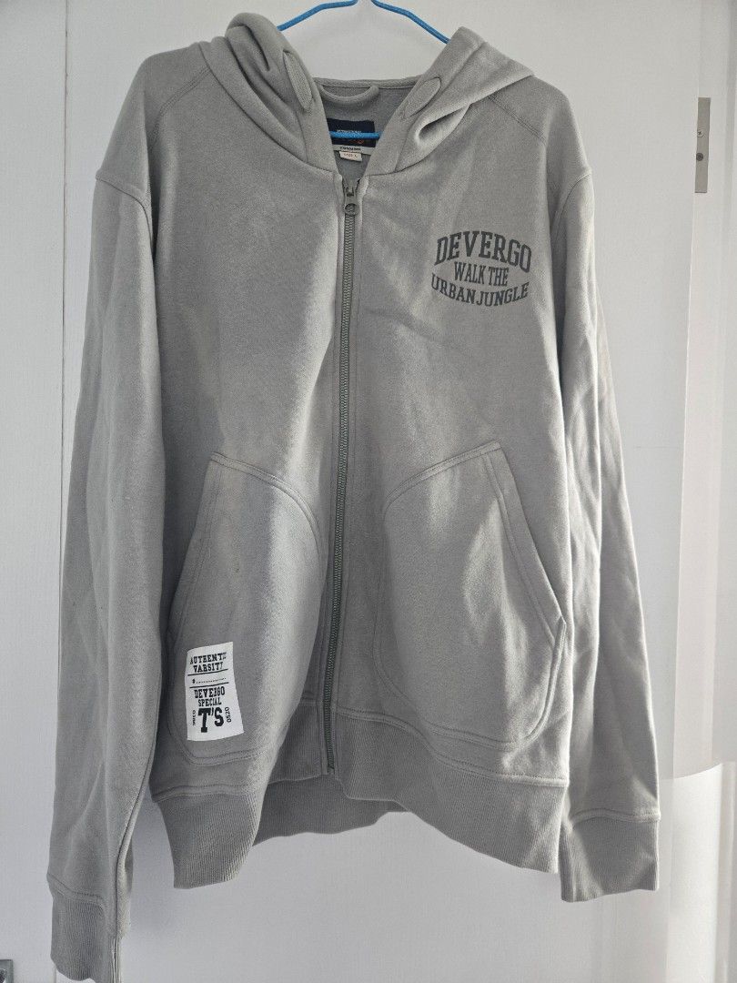 Devergo 灰 Hoddie fleece jacket 加絨衛衣外套 （分類：外套及戶外衣服）位於 Hong Kong。 由 vi_cyt 提交（商品編號 1461628039，圖片 1）。簡介： 。
