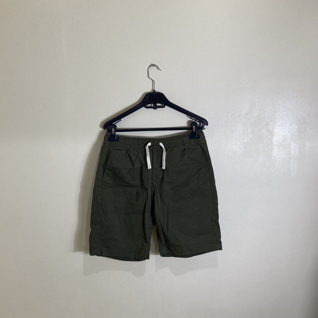 Dickies Khaki Shorts Medium M(85) Elastic Waist Drawstring (Category: Shorts) located in Cebu City. Submitted by theloose.thread (Listing ID 1461781126, Image 2). Description: - Dickies Khaki Shorts - Size: Medium (fits M85) - Features: Elastic waistband with drawstring, two side pockets, two back pockets - Origin: Made in Vietnam - Ideal for: Casual wear.