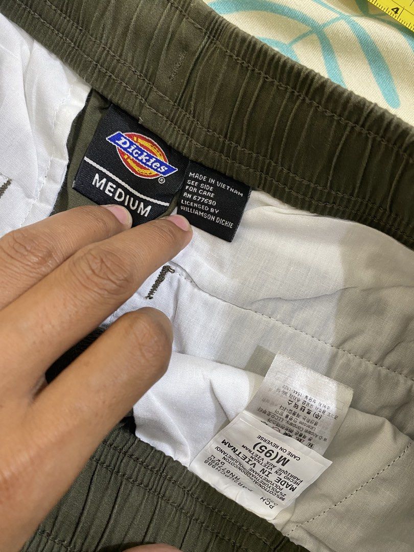 Dickies Khaki Shorts Medium M(85) Elastic Waist Drawstring (Category: Shorts) located in Cebu City. Submitted by theloose.thread (Listing ID 1461781126, Image 3). Description: - Dickies Khaki Shorts - Size: Medium (fits M85) - Features: Elastic waistband with drawstring, two side pockets, two back pockets - Origin: Made in Vietnam - Ideal for: Casual wear.