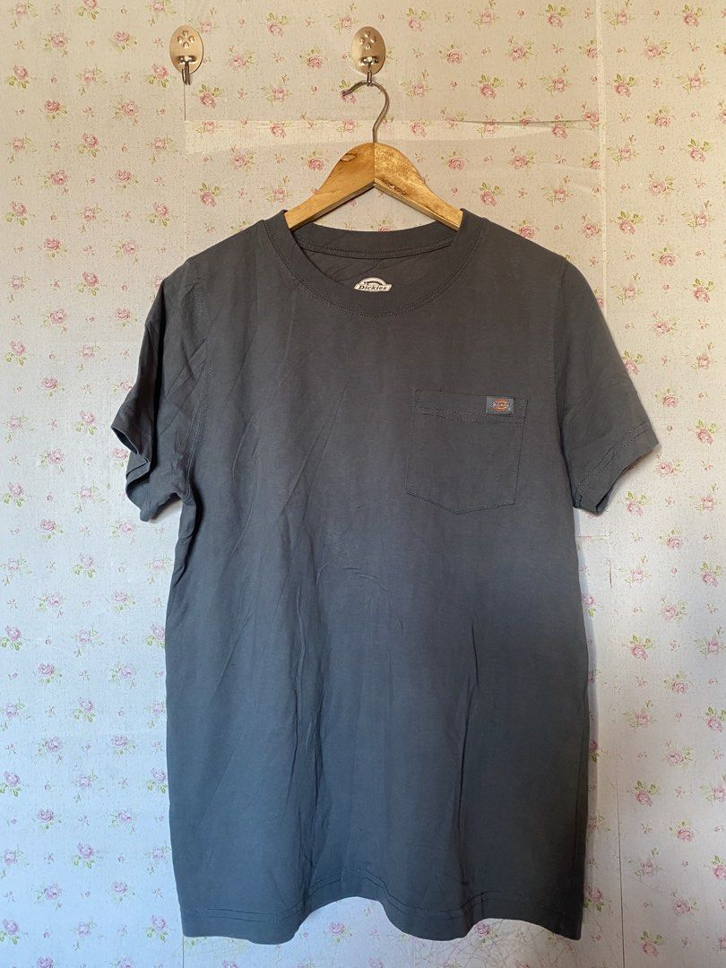 DICKIES POCKET TEE (Category: Tshirts & Polo Shirts ) located in Calbayog City. Submitted by urbanthrifty.cyp (Listing ID 1461580727, Image 1). Description: Medium on tag Dimes 20x28 10/10 color rate & condition Dark green in person.