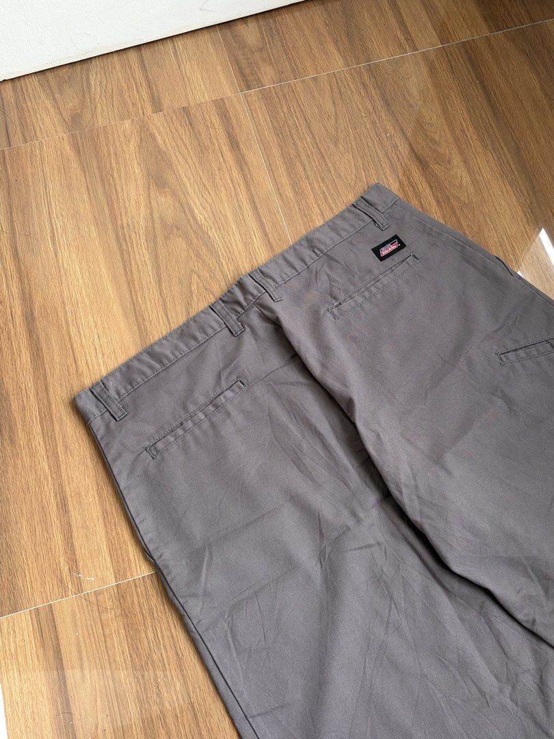 Dickies Work Shorts Double Logo (Category: Shorts) located in Quezon City. Submitted by oneselect_ (Listing ID 1461626629, Image 3). Description: Dickies Work Shorts Double Logo Excellent condition Dimensions: 37” | 23.5” | 12” ₱700 only 📍SJDM, Bulacan.