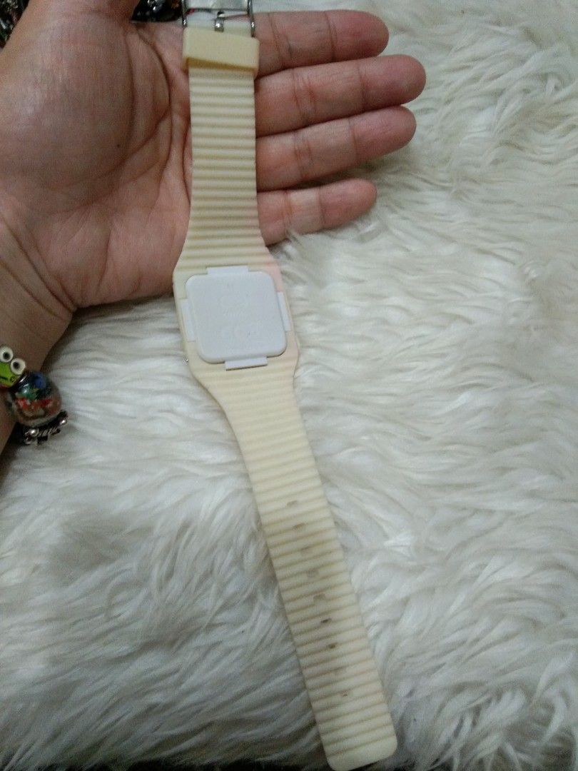 Digital watch no batt (Category: Women's Watches) located in Quezon City. Submitted by eidorableshop (Listing ID 1461569978, Image 2). Description: .