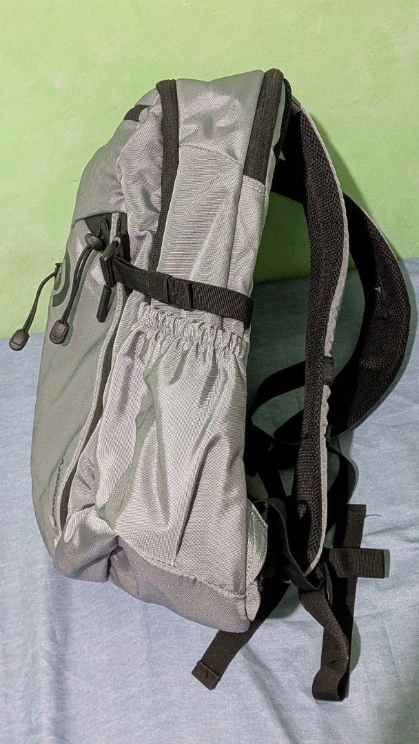 Discovery Metropolis Backpack (Category: Backpacks) located in Pasig City. Submitted by roland_ae86 (Listing ID 1461569542, Image 3). Description: - Multiple zippered compartments - Side pockets for water bottles - Padded shoulder straps for comfort - Ideal for school or day trips - Used only once Selling my once used Discovery Metropolis Bag. Ayaw gamitin ng gf ko. Ibenta na lang kesa matambak. Price still negotiable.