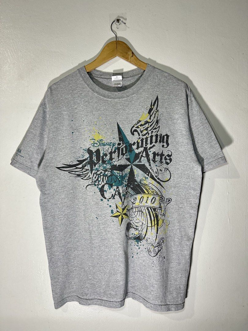 Disney performing arts 2010 shirt (Category: Tshirts & Polo Shirts ) located in Sarrat. Submitted by villtage (Listing ID 1461625023, Image 1). Description: -Washed & ready to wear -21.5x28 -Issue hairlines for safety.