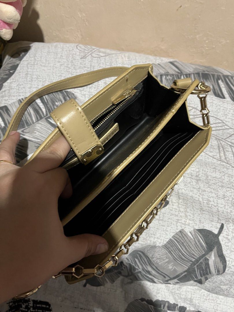 Disney kili bag croc skin (Category: Shoulder Bags) located in Manila. Submitted by dethbalde01295 (Listing ID 1461693633, Image 3). Description: ✨ Cute light yellow shoulder bag *Croc embossed texture *Gold chain strap/no tarnish *Adorable Mickey Mouse clasp *Interior zip pocket and card slots *Disney x Nrétro collaboration *Ideal for casual outings 500 free sf na Needs cleaning on outside.