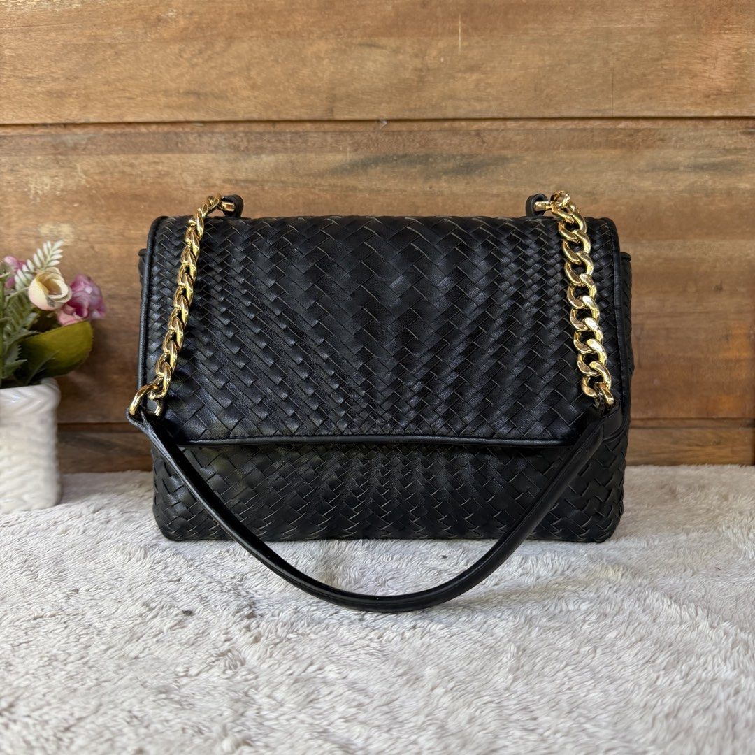 Dissona Woven/Banig Genuine Leather Shoulder Bag (Category: Shoulder Bags) located in Tarlac. Submitted by alta.mayo (Listing ID 1461752565, Image 2). Description: • Genuine leather • 11 x 7.5 x 4 inches • gold hardwares • 10.5 inches drop • No issue / No Flaws Guaranteed 💯% Authentic ❎ No Reservation 📌 Mop: Gcash 📌 Courier: JNT 📌 Location: Tarlac .