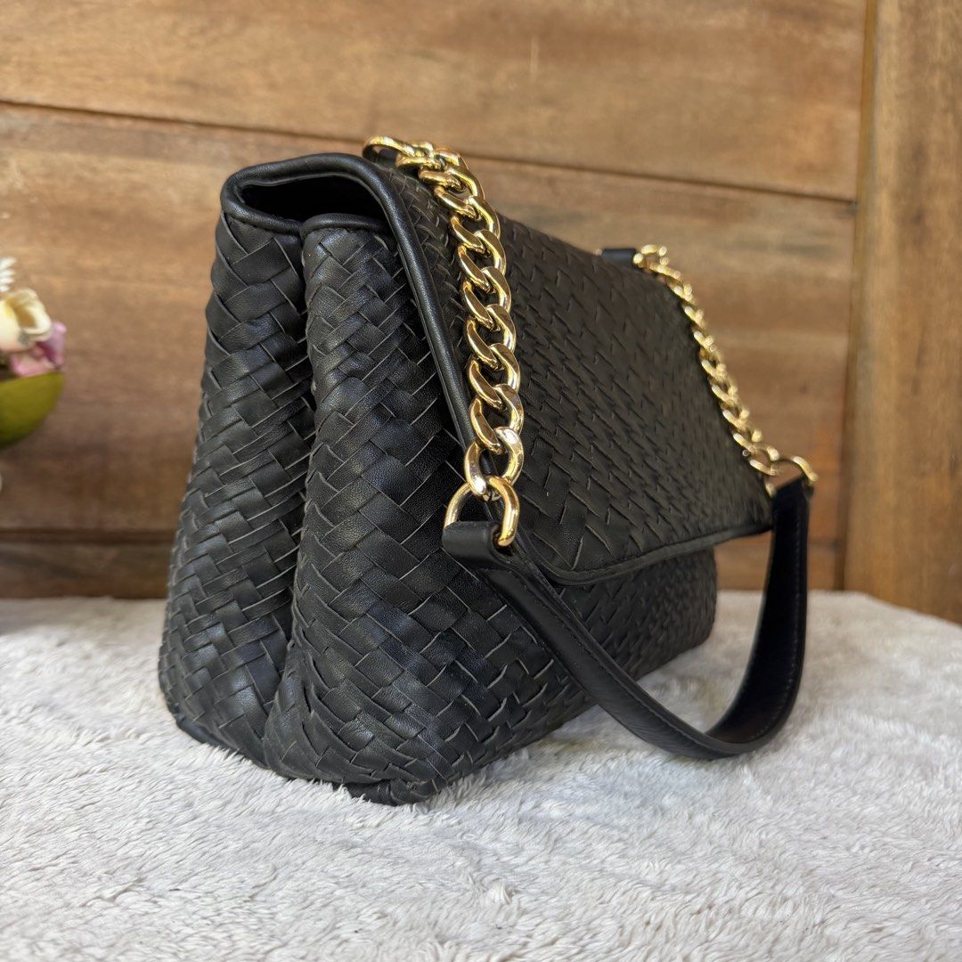 Dissona Woven/Banig Genuine Leather Shoulder Bag (Category: Shoulder Bags) located in Tarlac. Submitted by alta.mayo (Listing ID 1461752565, Image 3). Description: • Genuine leather • 11 x 7.5 x 4 inches • gold hardwares • 10.5 inches drop • No issue / No Flaws Guaranteed 💯% Authentic ❎ No Reservation 📌 Mop: Gcash 📌 Courier: JNT 📌 Location: Tarlac .