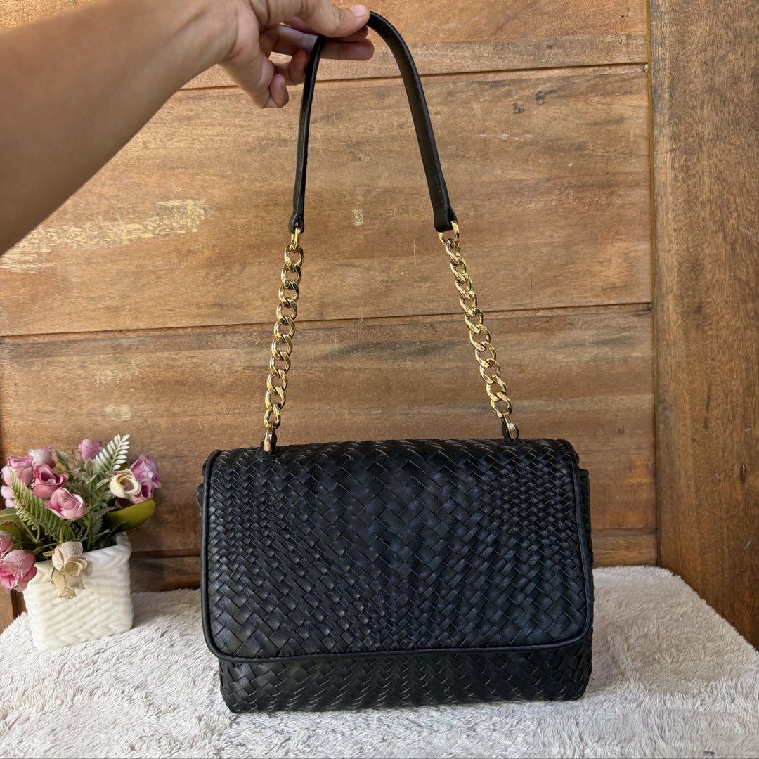Dissona Woven/Banig Genuine Leather Shoulder Bag (Category: Shoulder Bags) located in Tarlac. Submitted by alta.mayo (Listing ID 1461752565, Image 1). Description: • Genuine leather • 11 x 7.5 x 4 inches • gold hardwares • 10.5 inches drop • No issue / No Flaws Guaranteed 💯% Authentic ❎ No Reservation 📌 Mop: Gcash 📌 Courier: JNT 📌 Location: Tarlac .