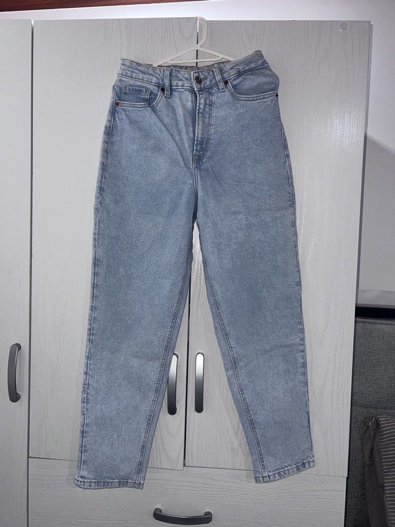 Divided by H&M Light Wash Mom Jeans (Category: Jeans) located in Cebu City. Submitted by preloved.mae (Listing ID 1461580779, Image 1). Description: - Light wash mom jeans from Divided by H&M - High-waisted fit - Straight leg style.