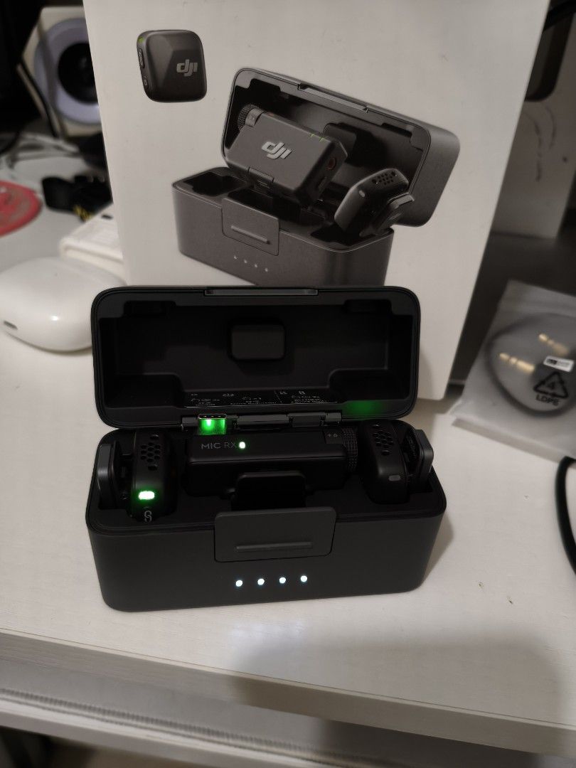 DJI MIC MINI 無線收音咪套裝 （分類：咪高風/麥克風）位於 Hong Kong。 由 kick.me32 提交（商品編號 1461797621，圖片 2）。簡介： 3月買 齊單，盒，配件 只用過1次DJI MIC MINI 無線收音咪套裝 接收器type-c，連埋個充電盒同埋收納袋。所有配件齊全，有單據。有興趣可以問吓。。