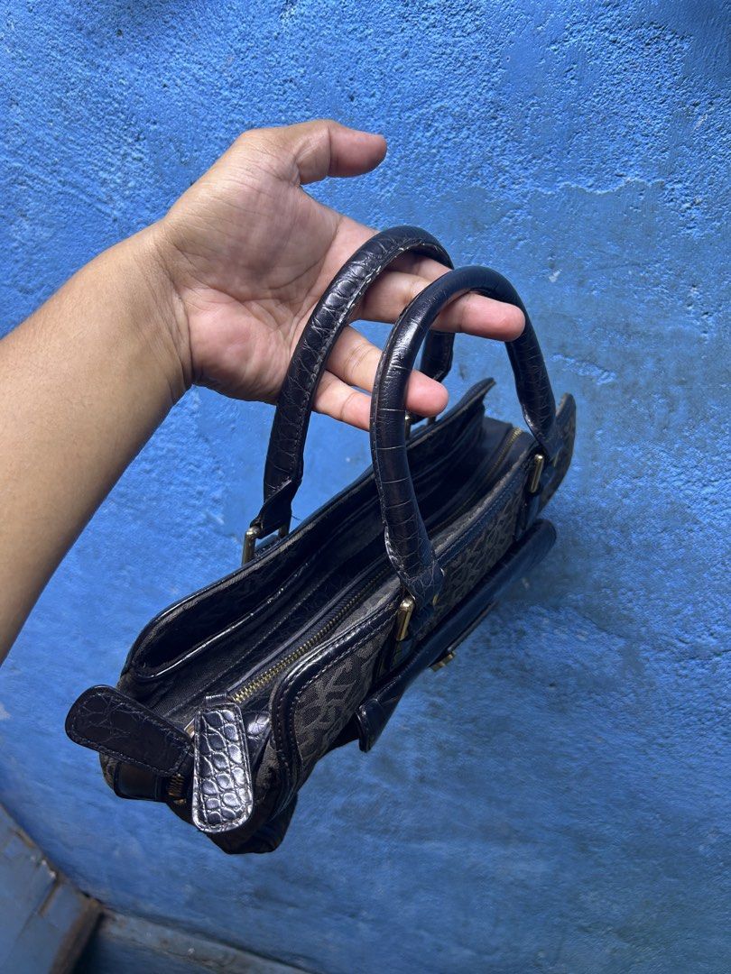 DKNY (Category: Shoulder Bags) located in Quezon City. Submitted by thriftxgoods (Listing ID 1461658895, Image 3). Description: Forsale DKNY HAND BAG VERYGOOD CONDITION 850.