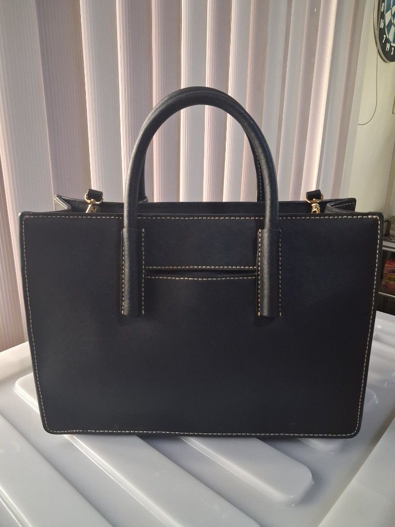 DKNY top handle bag (Category: Luxury Bags & Wallets) located in Santa Maria. Submitted by bax19 (Listing ID 1461664505, Image 2). Description: .