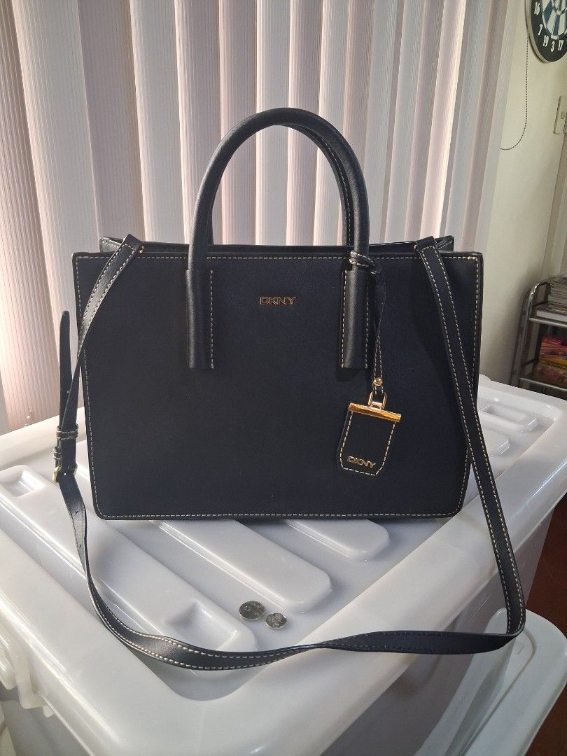 DKNY top handle bag (Category: Luxury Bags & Wallets) located in Santa Maria. Submitted by bax19 (Listing ID 1461664505, Image 1). Description: .