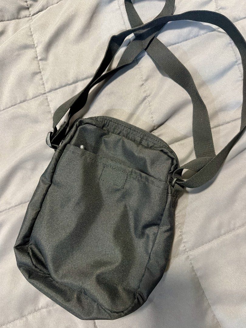Eddie Bauer sling bag (Category: Sling Bags) located in Muntinlupa City. Submitted by swiftgem.2e0efc (Listing ID 1461709030, Image 3). Description: .