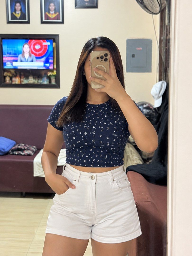 Ellese Striped Crop Top (Category: Shirts) located in Manila. Submitted by mellnavarro_45618 (Listing ID 1461680494, Image 2). Description: S-M.