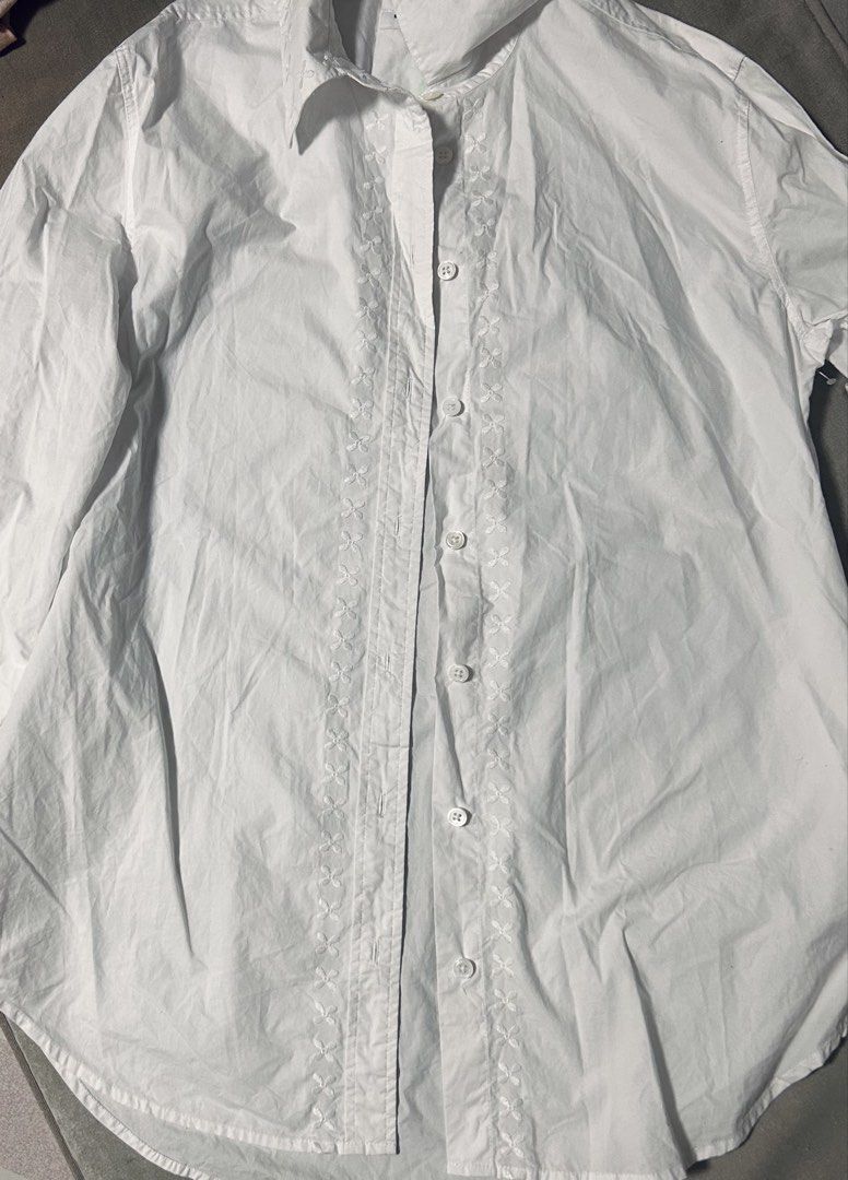 EQUIPMENT (Category: Longsleeves) located in Davao. Submitted by sart0ria85 (Listing ID 1461712530, Image 3). Description: A white collared long sleeve with lace in button down area. Label is removed. SMALL. Size 4 EXCELLENT CONDITION (92/100).