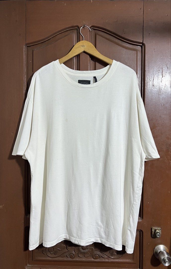 Essentials White Big Print Shirt (Category: Tshirts & Polo Shirts ) located in Manila. Submitted by thriftpoint99 (Listing ID 1461772649, Image 2). Description: 26x31 Issue need wash Good condition.