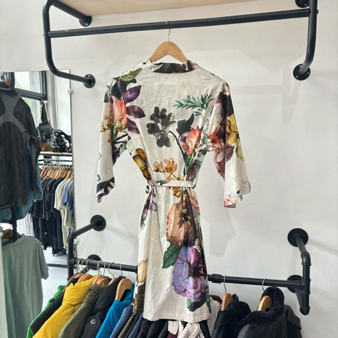 Essenza floral dress (Category: Dresses) located in Bambang. Submitted by heats777 (Listing ID 1461636591, Image 3). Description: Excellent condition No issues Size: S.
