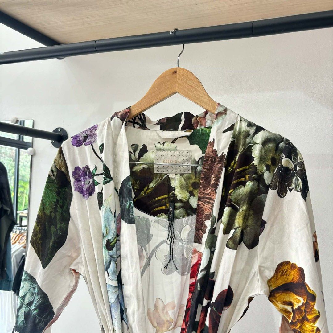 Essenza floral dress (Category: Dresses) located in Bambang. Submitted by heats777 (Listing ID 1461636591, Image 1). Description: Excellent condition No issues Size: S.
