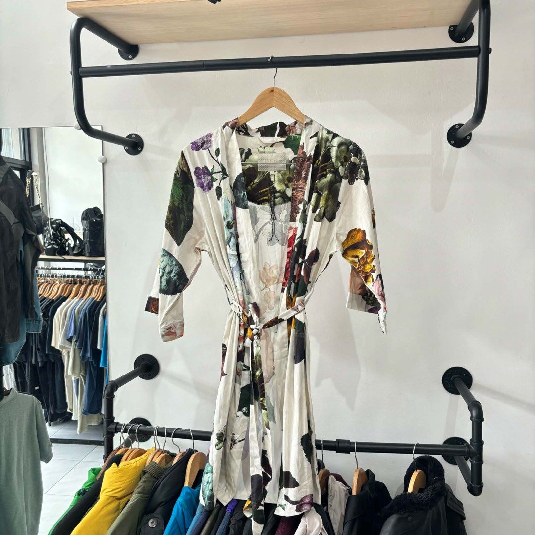 Essenza floral dress (Category: Dresses) located in Bambang. Submitted by heats777 (Listing ID 1461636591, Image 2). Description: Excellent condition No issues Size: S.