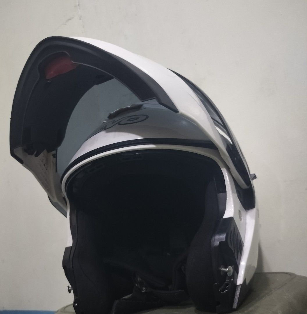 EVO VXR-5000 Modular Helmet M (Category: Helmets and other Riding Gears) located in Cainta. Submitted by whiteelephantph (Listing ID 1461563639, Image 2). Description: 2nd hand good condition may mga gasgas lang see pic nalang actual pics yan Mag upgrade lang ibang brand May kasama clear visor hindi nagamit 4.2k orig price, nabili 3.8k with voucher sa laz Selling for only ₱1,8k Size: Medium Kung large ka sa half face palagay ko kasya rin sayo to 