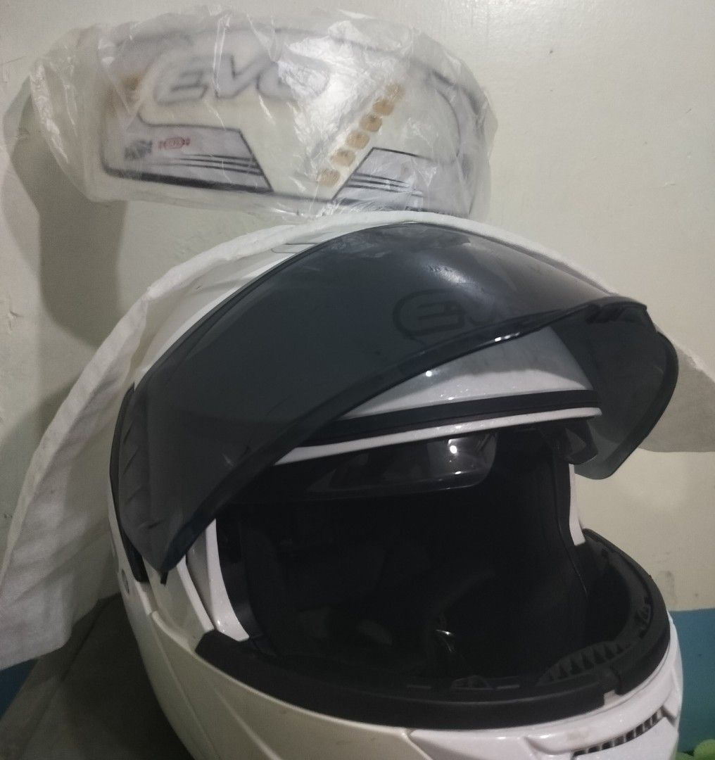 EVO VXR-5000 Modular Helmet M (Category: Helmets and other Riding Gears) located in Cainta. Submitted by whiteelephantph (Listing ID 1461563639, Image 3). Description: 2nd hand good condition may mga gasgas lang see pic nalang actual pics yan Mag upgrade lang ibang brand May kasama clear visor hindi nagamit 4.2k orig price, nabili 3.8k with voucher sa laz Selling for only ₱1,8k Size: Medium Kung large ka sa half face palagay ko kasya rin sayo to 