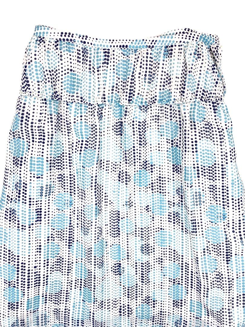 Facade Green Aqua Abstract Dotted Midi Skirt (Category: Skirts) located in Angeles City. Submitted by fruits.ph (Listing ID 1461673183, Image 2). Description: Measurements Waist: 13” Hips: 17.5” Length: 19.5” Size on Tag: 36 (US Small) Best Fit: 25-27 waist (XS-S) *Flat lay measurements* Mannequin Size: (Waist:31 Hips:33) Color Rate: 10/10 Flaws: None Material: Mesh/Non Stretch ***Color may vary due to lighting. This item is properly washed and d