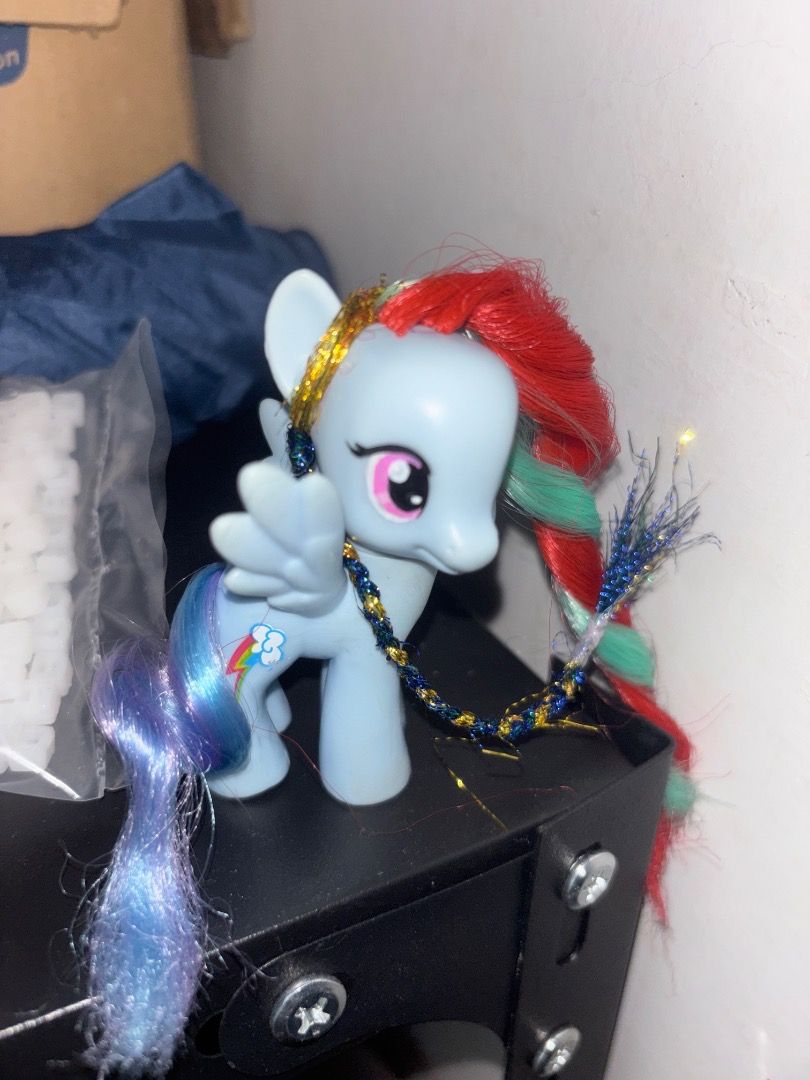 Fakie Tinsel Rainbow Dash🌈 (Category: Figurines & Statues) located in Los Banos. Submitted by the_shining_armor (Listing ID 1461647220, Image 1). Description: Keep in mind nalang po na fakie po sya and not from hasbro! Eyes are also repainted aswell. Good condition naman sya in terms of mane and tail . Medyo awkward din yung tayo/ pose nya ewan ko medyo off lang. Other than that okay naman sya FAKIE po sya ha i repeat Fakie po🫶 Thank you.