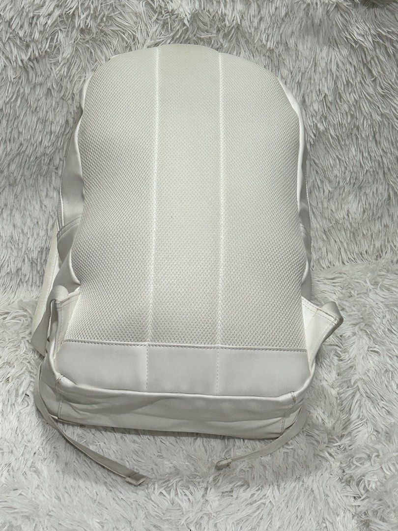 Fila White Backpack (Category: Backpacks) located in Pasig City. Submitted by minminreyn (Listing ID 1461732754, Image 3). Description: Fila Backpack With etiketa Minimal rubs Pinaka issue medyo Marumi color white kasi saka may maliit na guhit ng pentelpen ikaw nalang mag pa Dry clean .