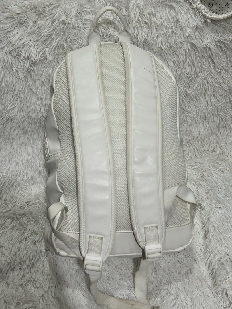 Fila White Backpack (Category: Backpacks) located in Pasig City. Submitted by minminreyn (Listing ID 1461732754, Image 2). Description: Fila Backpack With etiketa Minimal rubs Pinaka issue medyo Marumi color white kasi saka may maliit na guhit ng pentelpen ikaw nalang mag pa Dry clean .