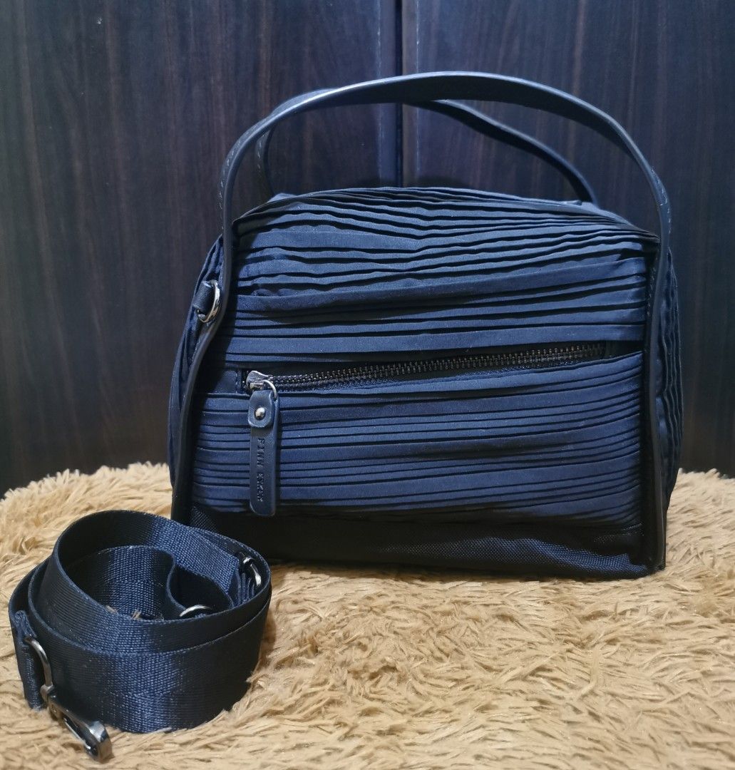 Finn Esker Handbag w/ sling (Category: Cross-body Bags) located in Aringay. Submitted by ycels_purselove (Listing ID 1461682310, Image 1). Description: Finn Esker Handbag w/ sling Nylon material.