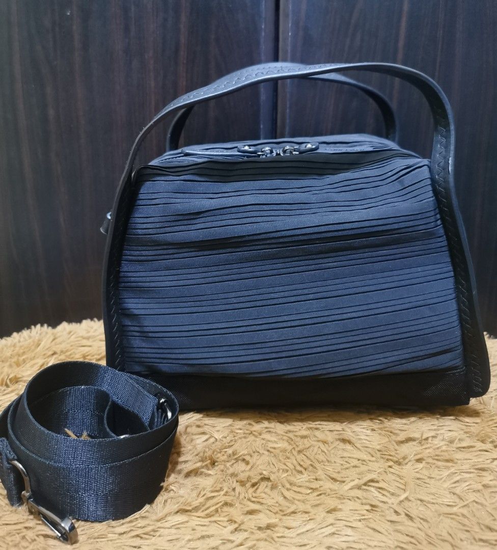Finn Esker Handbag w/ sling (Category: Cross-body Bags) located in Aringay. Submitted by ycels_purselove (Listing ID 1461682310, Image 2). Description: Finn Esker Handbag w/ sling Nylon material.