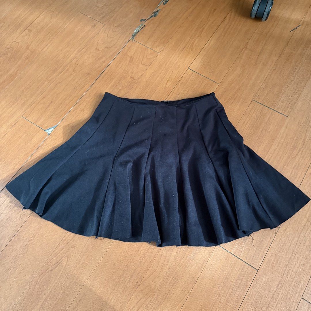 Forever 21 Black Pleated Mini Skirt (Category: Skirts) located in Paranaque City. Submitted by prelovedbyelise_ (Listing ID 1461563862, Image 1). Description: - Black pleated mini skirt from Forever 21 - High-waisted design - Zipper closure at the back - Versatile for casual or dressed-up looks - Easy to style with various tops and footwear.